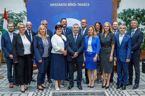 Vas Mátyás bírói mezben a jégkorongpályán