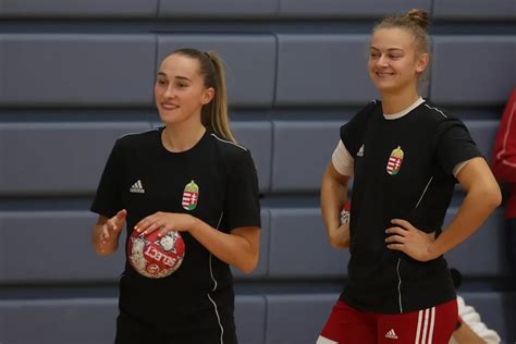Női kézilabdázó protektoros rövidnadrágban, edzés közben