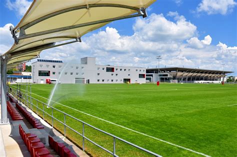 A DVTK edzőközpont és a modern stadion látképe