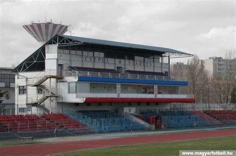 A Béke téri Stadion Csepelen, egykori dicsőségének tanúja