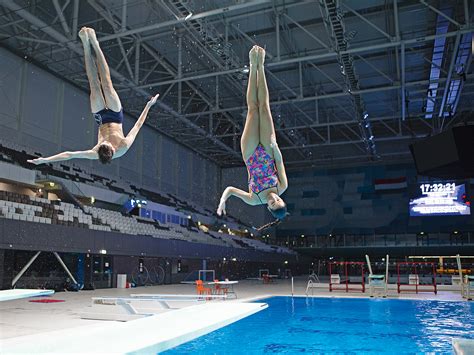 Műugró éppen a levegőben egy ugrás során