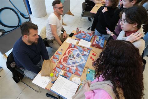 Kamaszok stratégiai társasjátékot játszanak