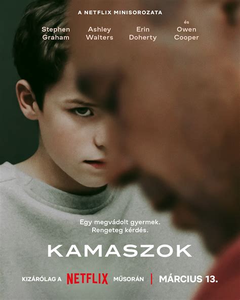 Kamaszok közösen építenek egy dominó láncot