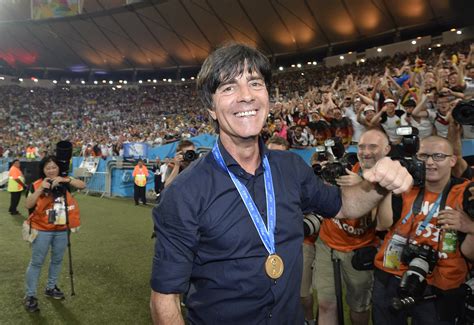 Joachim Löw a 2014-es világbajnoki trófeával