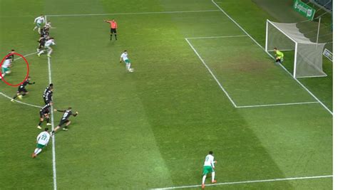 Büntetőrúgás a futballpályán