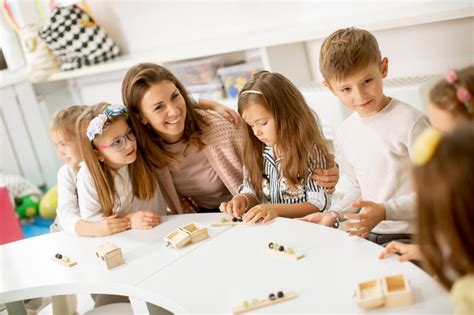 Gyerekek játszanak számokkal és matematikai eszközökkel