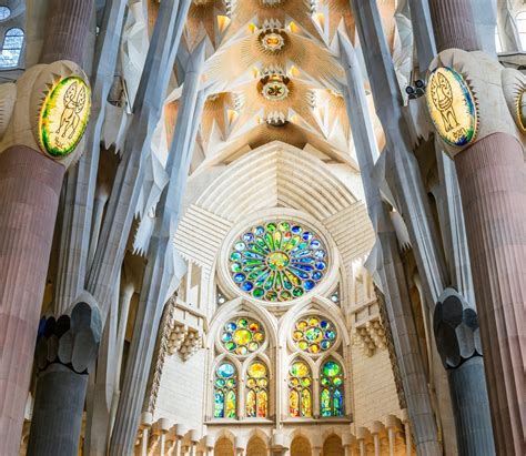 Messi jobb karjának tetoválásai a Sagrada Familiával és a lótuszvirággal