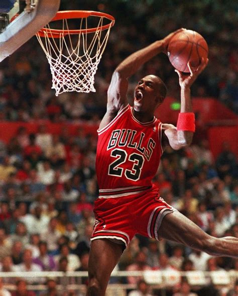 Michael Jordan középiskolás korában kosarazik
