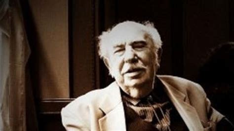 Dr. Szilágyi György portréja a futballpálya szélén