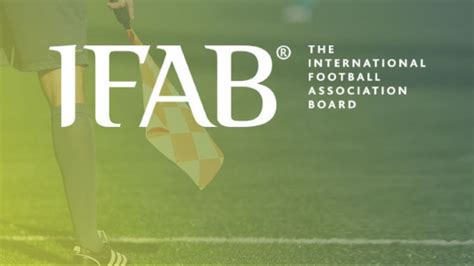 Az IFAB logója és a futball szabálykönyve