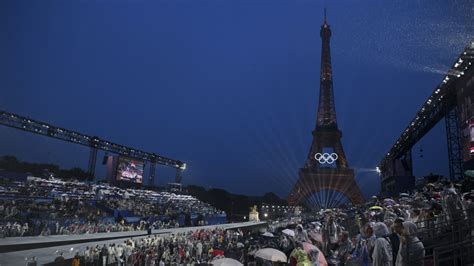 Nagano város látképe a hegyekkel a téli olimpia idején