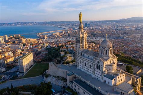 Marseille városképe a tengerpartról