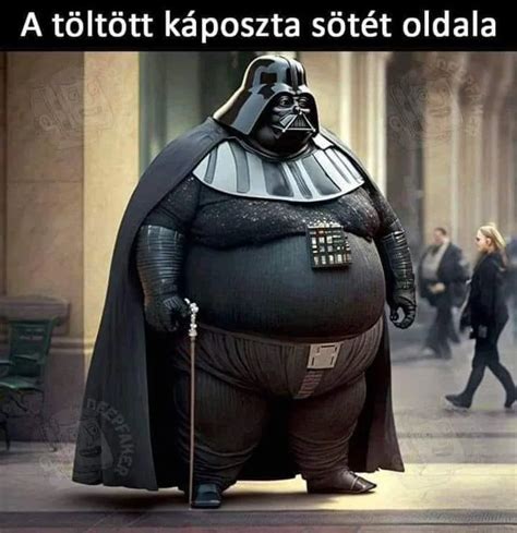 Emberek versengenek vicces ügyességi játékokban