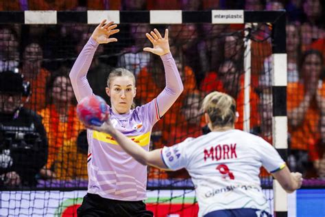 Nora Mörk hetes párbaj a holland kapussal