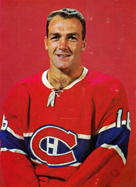 Henri Richard a Montreal Canadiens mezében a Stanley-kupával