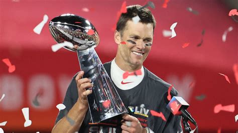 Tom Brady a hét Super Bowl gyűrűjével