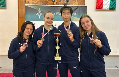 A magyar női junior tőrcsapat ünnepli az Európa-bajnoki aranyérmet