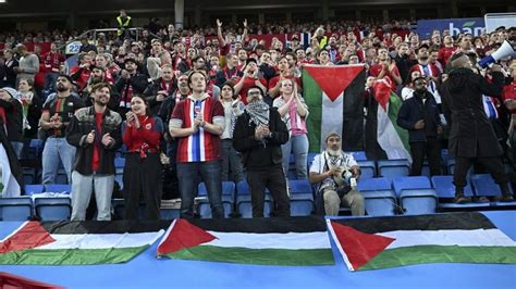 Ajax szurkolók izraeli zászlókkal