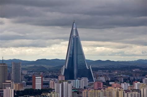 A Rjugjong Hotel és Phenjan városképe