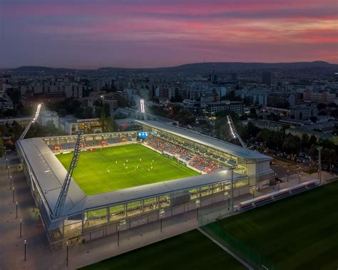 A Vasas SC trófeái a stadion vitrinjében