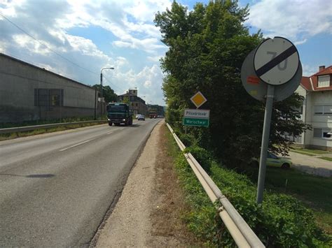 Gázszivárgás veszélyeztetett terület táblával