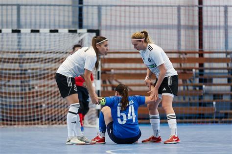 Futsal mérkőzés gólöröme vagy taktikai utasítás a pályán