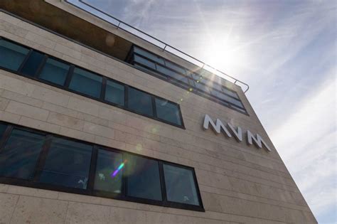 Az MVM Csoport logója és az FTC különböző sportágainak mezei