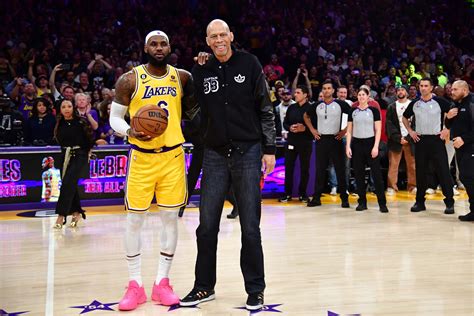 LeBron James és Kareem Abdul-Jabbar a rekorddöntés pillanatában