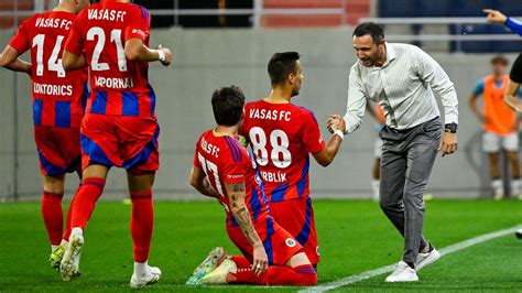 kézilabdázók a pályán rangadó előtt