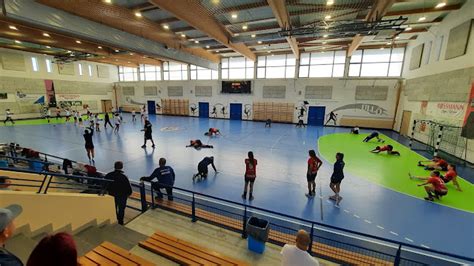 Üllő Városi Sportcsarnok bejárata