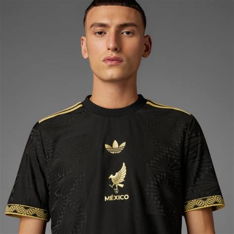 Fiatalok utcai viseletben adidas Mexico Gold Jersey pólóval