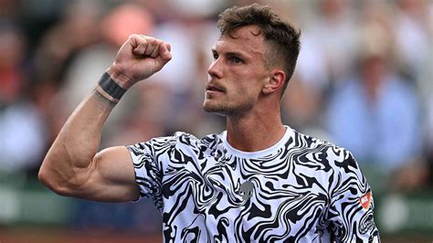 Marton Fucsovics egy salakpályás mérkőzésen a Roland Garros tornán