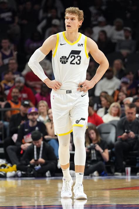 Lauri Markkanen kosárlabdázik