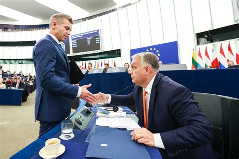 Sportolók és bírók kezet fognak egy mérkőzés előtt