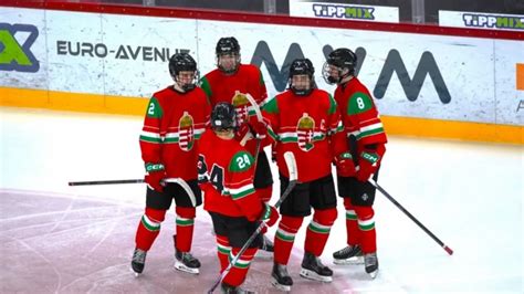 Az U18-as magyar jégkorong-válogatott akcióban a Tüskecsarnokban