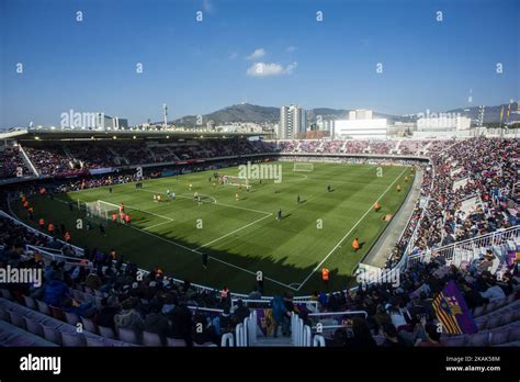 FC Barcelona és Málaga csapatlogók a Mini Estadi stadion felett