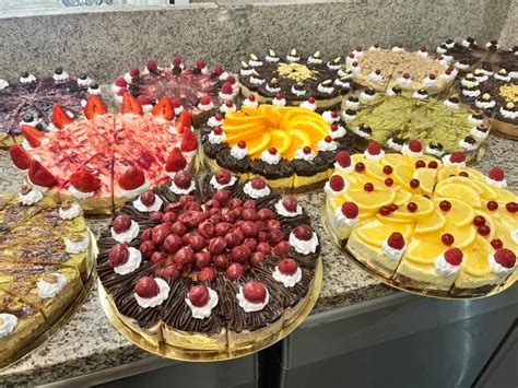 A Sütit akarok! cukrászda hangulatos pultja és kínálata
