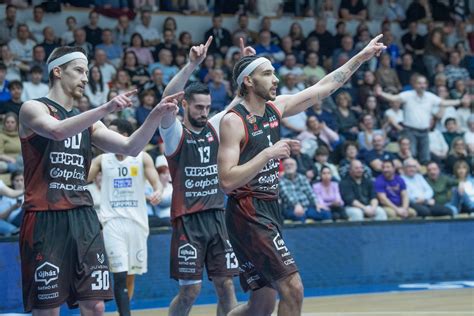 A Szolnoki Dózsa-Közgép 2017-es bajnokcsapata az Eger elleni győzelem után