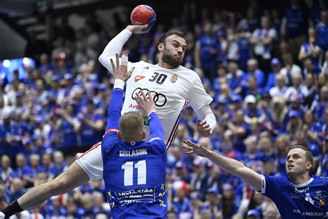 Kézilabda meccs egy intenzív pillanata