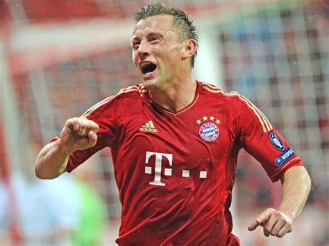 Ivica Olic, mint CSZKA edző, csapatával