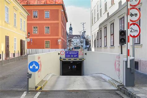 A Népliget mélygarázs bejárata és az Üllői út kereszteződése
