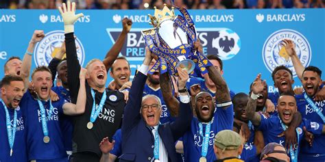 Leicester City játékosok ünneplik a Premier League győzelmet