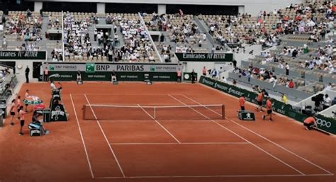 Tömeg a Roland Garros szurkolói zónájában, Párizs ikonikus látképével a háttérben
