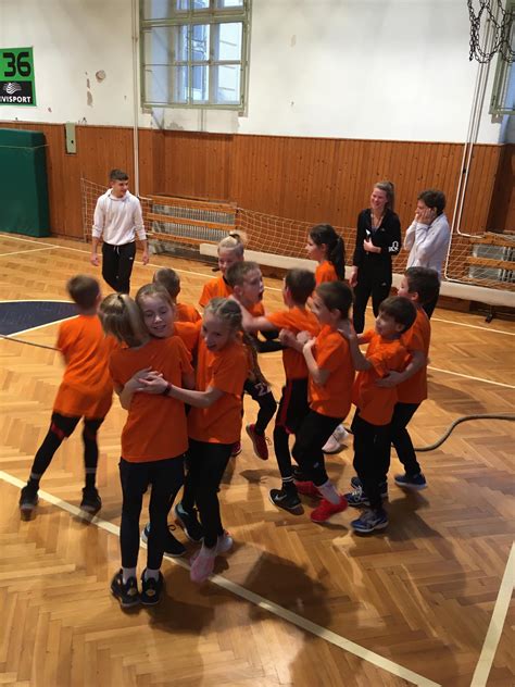 Gyermekek játékos sportversenyen