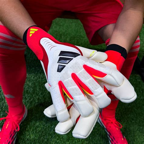 Az adidas Born for Goals kapuskesztyű csomag színei