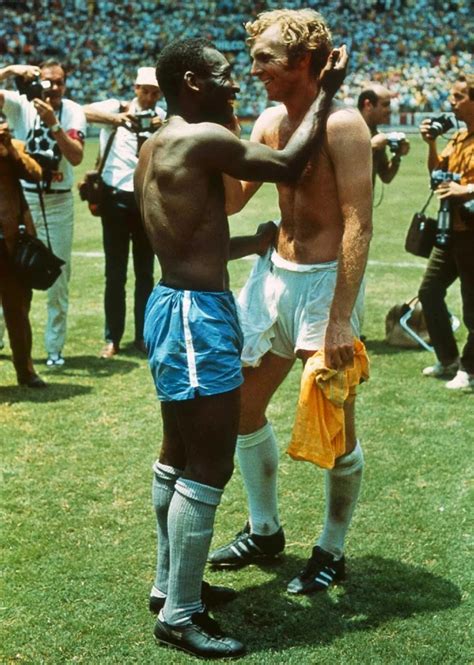 Pelé és Bobby Moore mezcseréje 1970-ben
