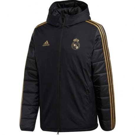Real Madrid téli kabát logóval és Adidas márkajelzéssel