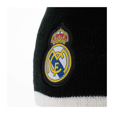 Real Madrid téli kabátot viselő rajongók egy stadionban