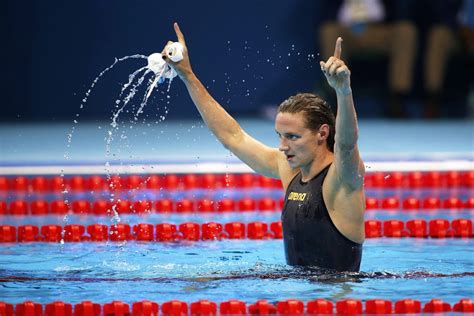 Adelia Petroszjan a dobogó legfelső fokán semleges sportolóként