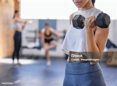 Sportoló guggolást végez súlyzóval